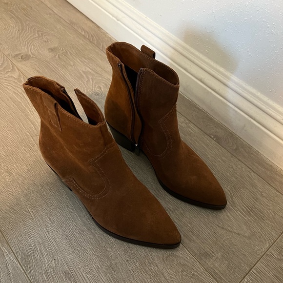 New. Never worn. Heeled Leather Boot. Size: 7 M - Picture 5 of 6